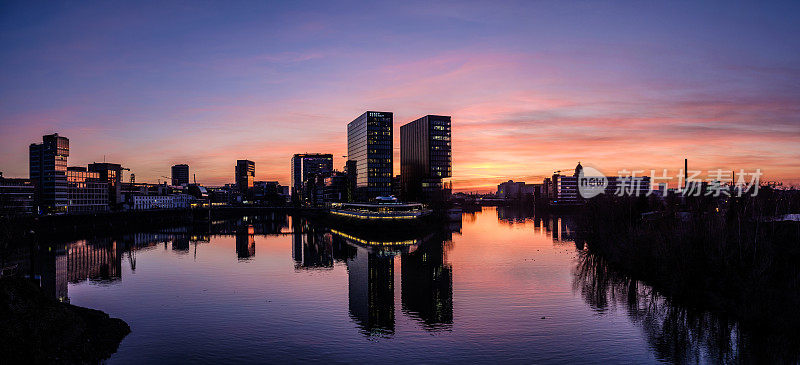 日落时分Düsseldorf MedienHafen(媒体港)的天际线